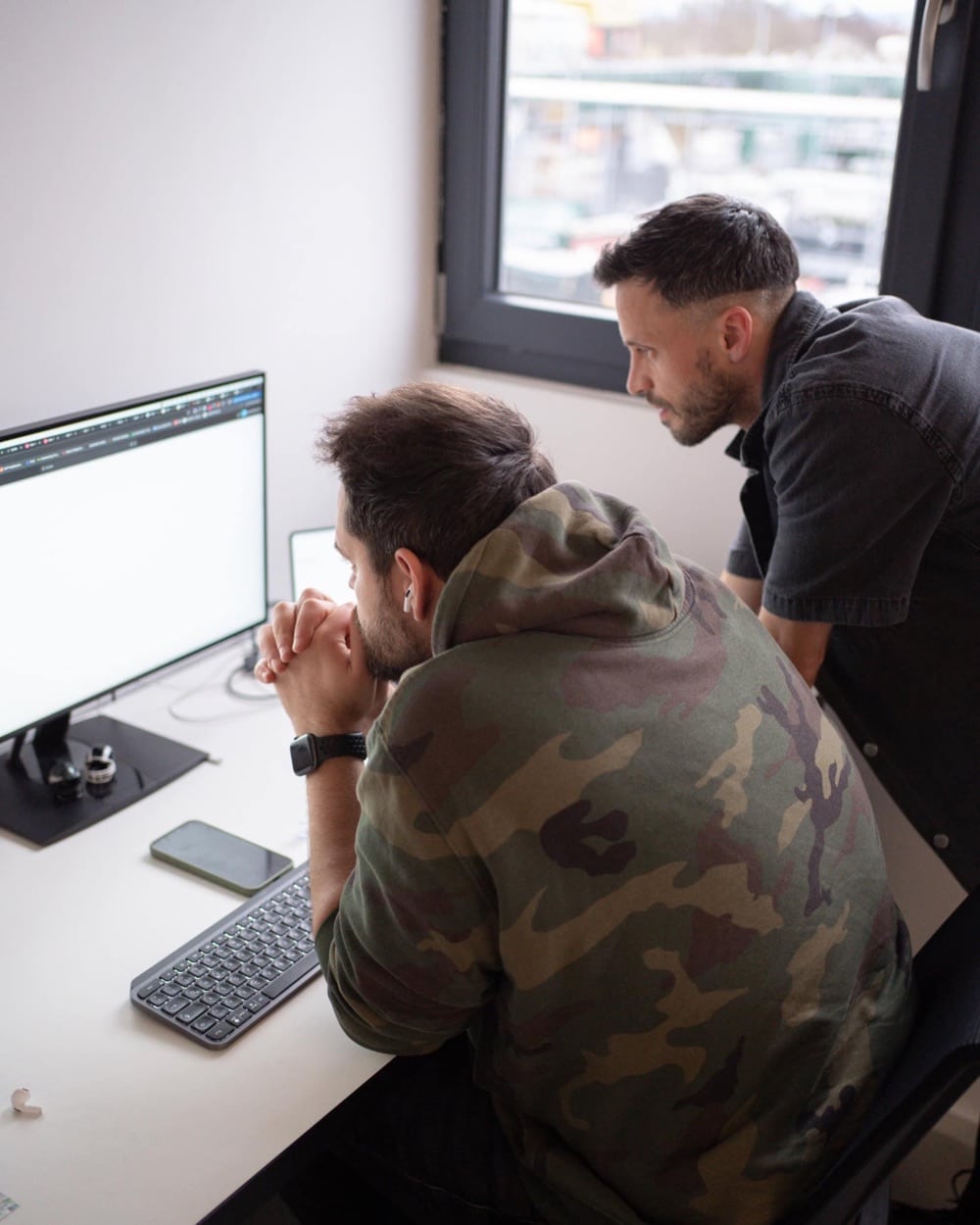 Designer beim Code-Review im Kreativbüro