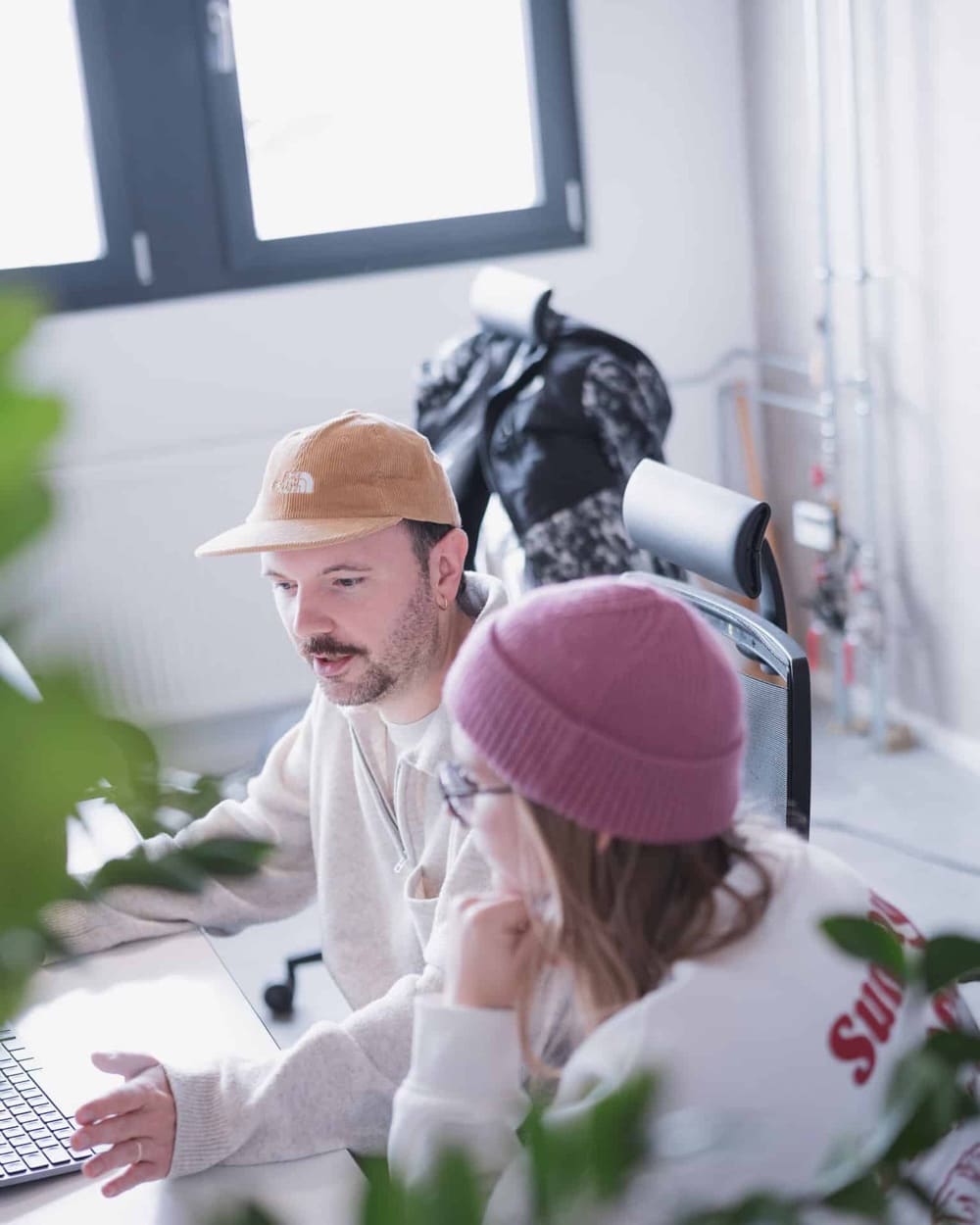 Designer-Duo bei der Konzeption im Kreativbüro Elsenfeld