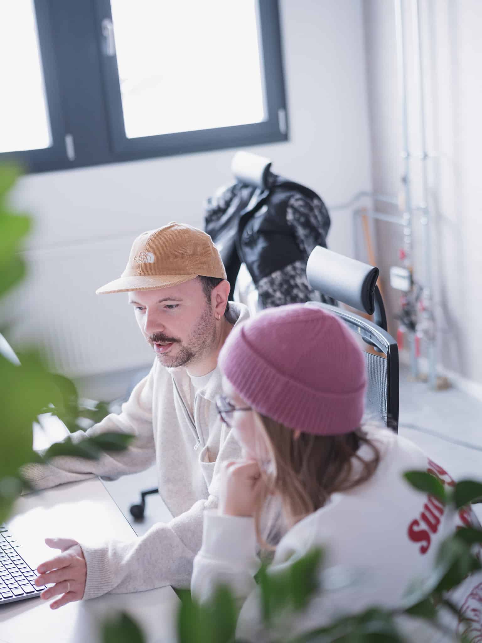 Designer-Duo der kreativbox bei der Konzeption eines Markenprojekts