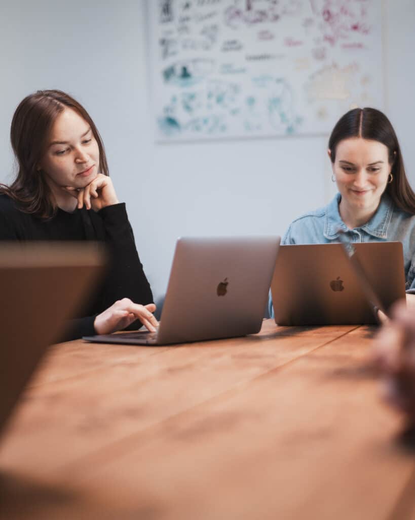 Designerinnen der kreativbox im Strategie-Meeting im Kreativbüro Aschaffenburg