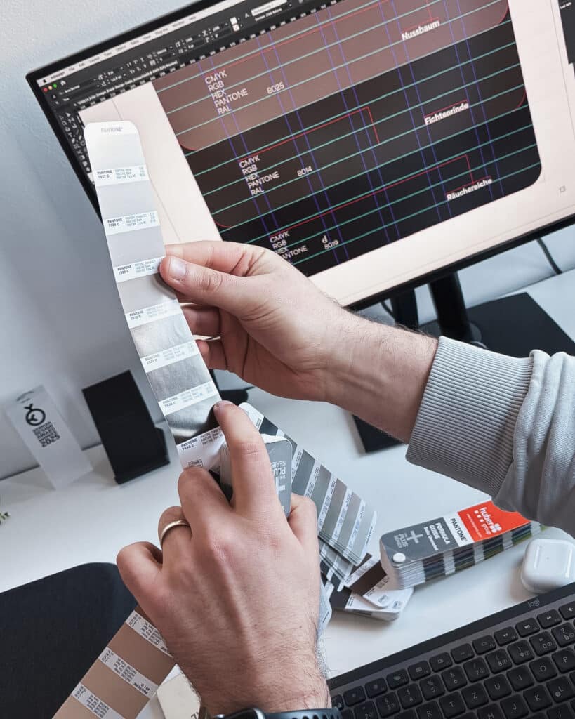 Farbauswahl mit Pantone-Fächer bei der kreativbox Werbe- und Brandingagentur