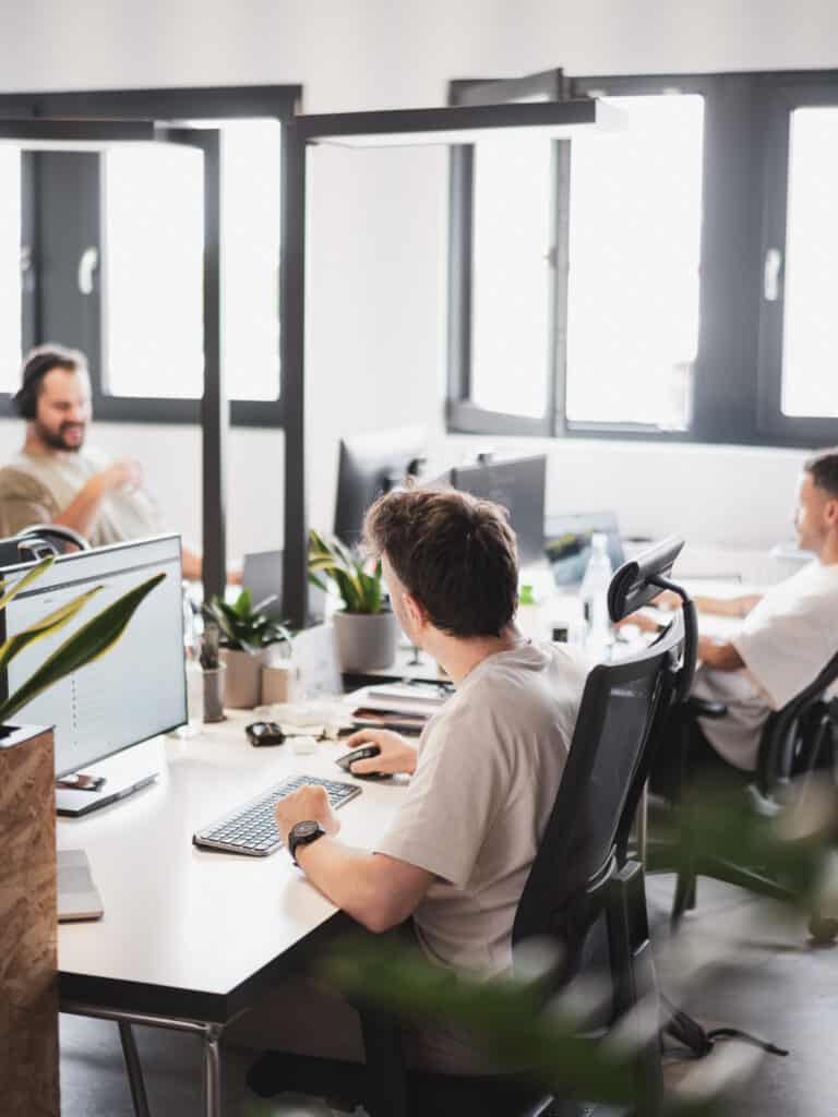 kreativbox Team beim Arbeiten im Büro in Aschaffenburg-Elsenfeld