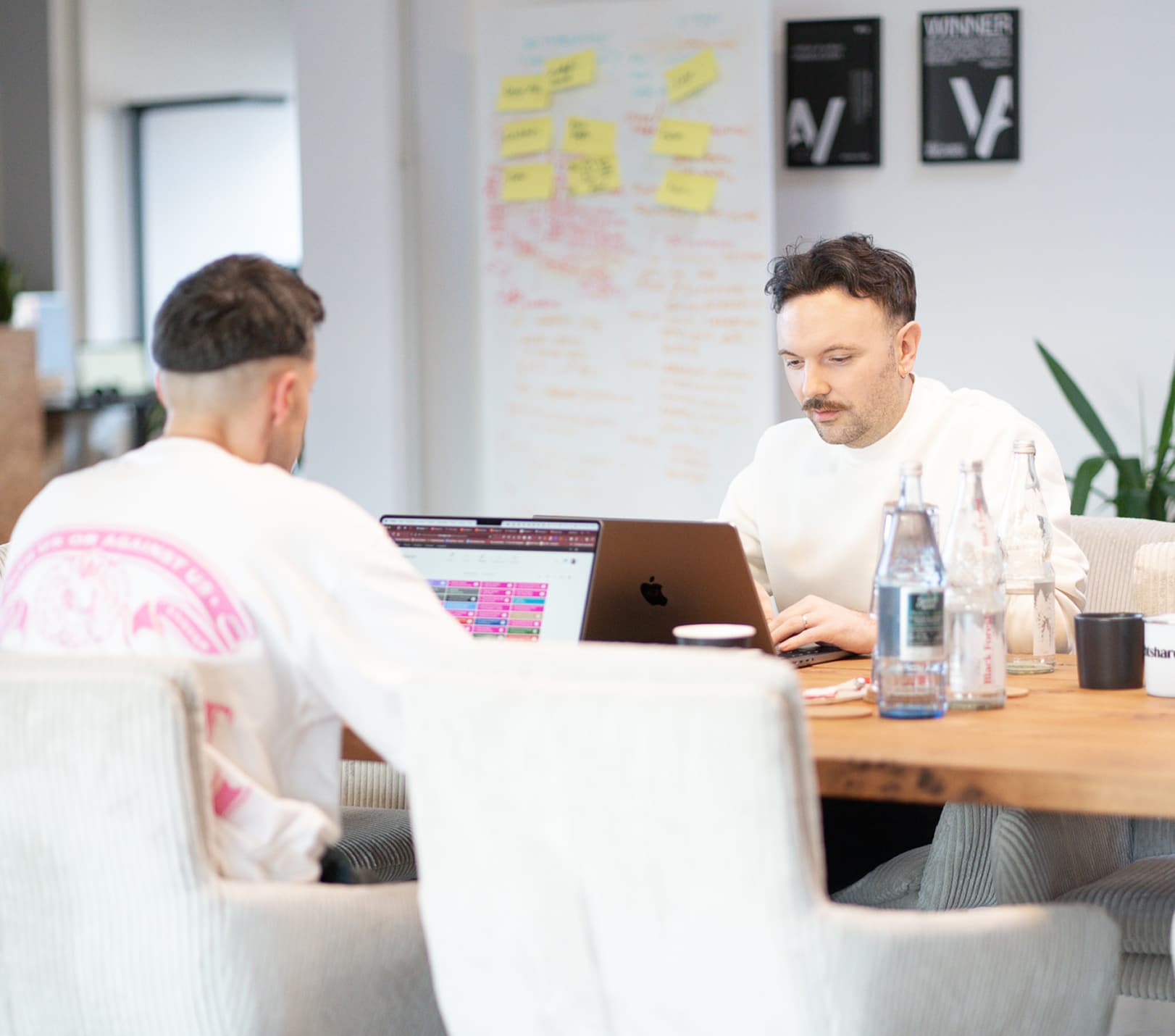 kreativbox Team bei der Arbeit am Laptop im Kreativbüro in Elsenfeld