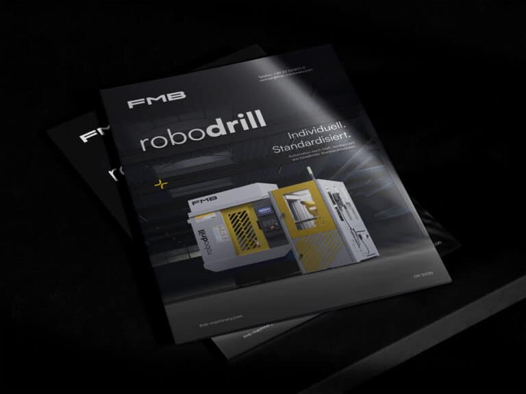 Faltblatt zum FMB robodrill mit Rendering der Maschine und dem Claim Individuell. Standardisiert.